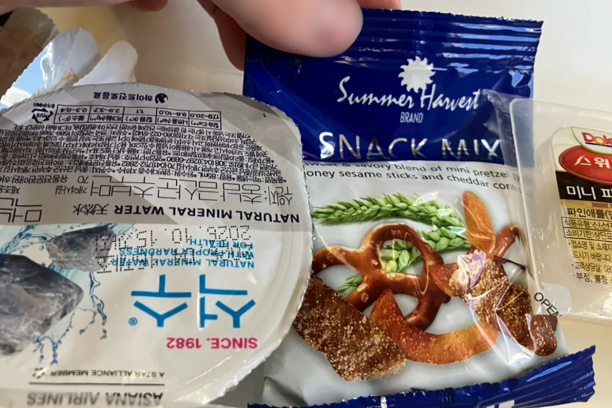 中部国際空港発のアシアナ航空の機内食のミックススナックと水の写真