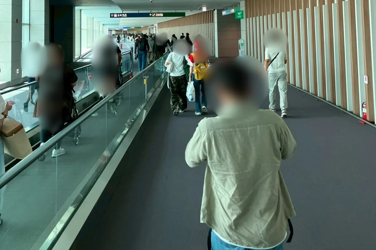仁川国際空港の飛行機から降りた後の通路