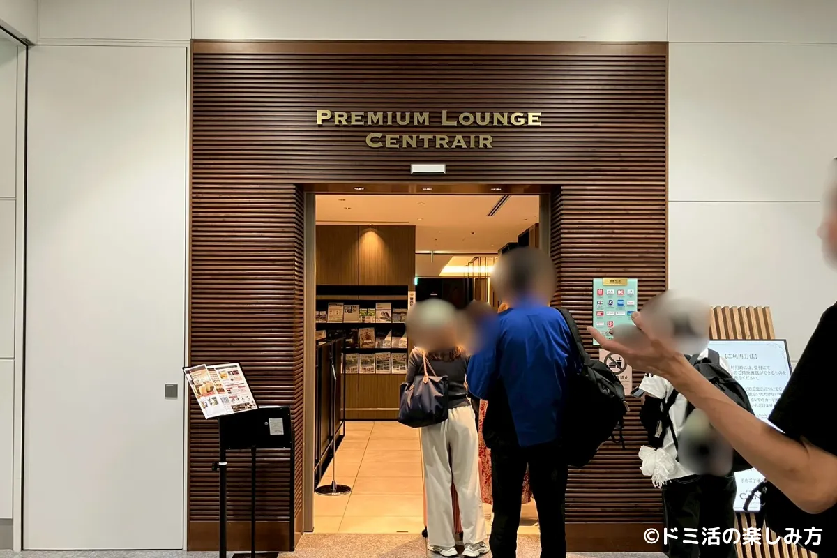 プレミアムラウンジセントレアの受付にできている行列の写真