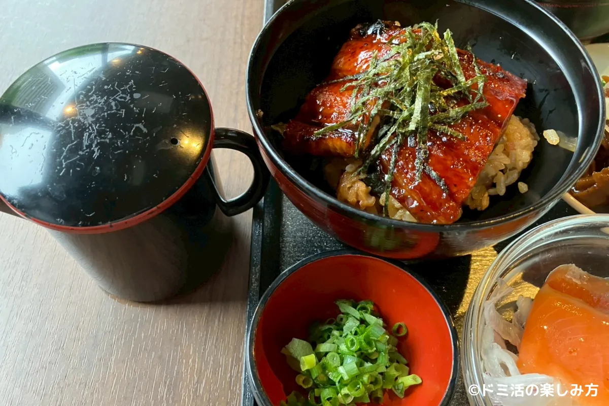 ドーミーインPRMIUM名古屋栄の朝食で食べたひつまぶしと薬味、出汁のセットの写真