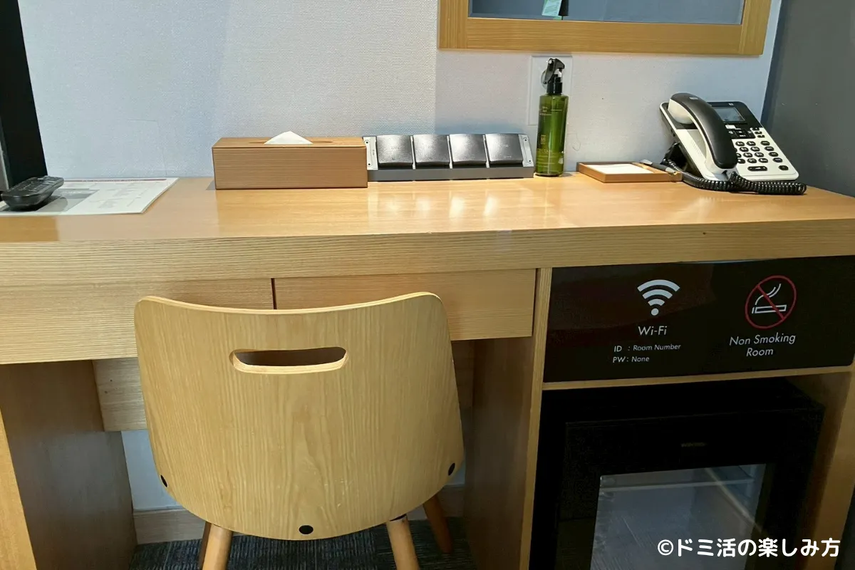 ドーミーインEXPRESSソウル仁寺洞の部屋内のデスクの写真