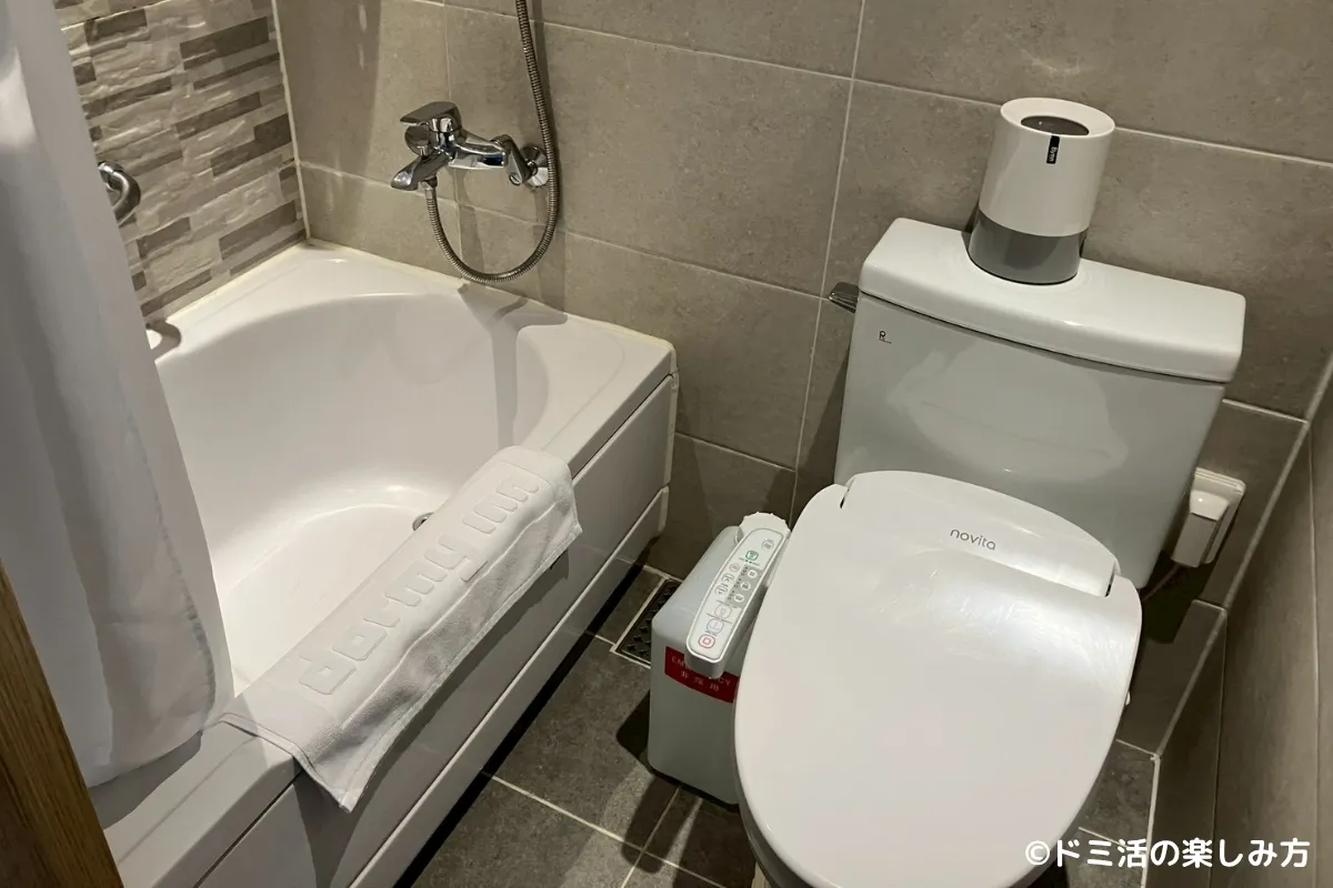 ドーミーインEXPRESSソウル仁寺洞の部屋内のお風呂とトイレの写真