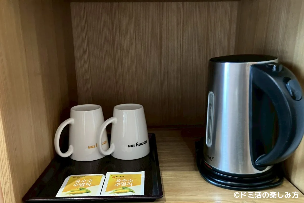 ドーミーインEXPRESSソウル仁寺洞の部屋にあるケトルとコップの写真