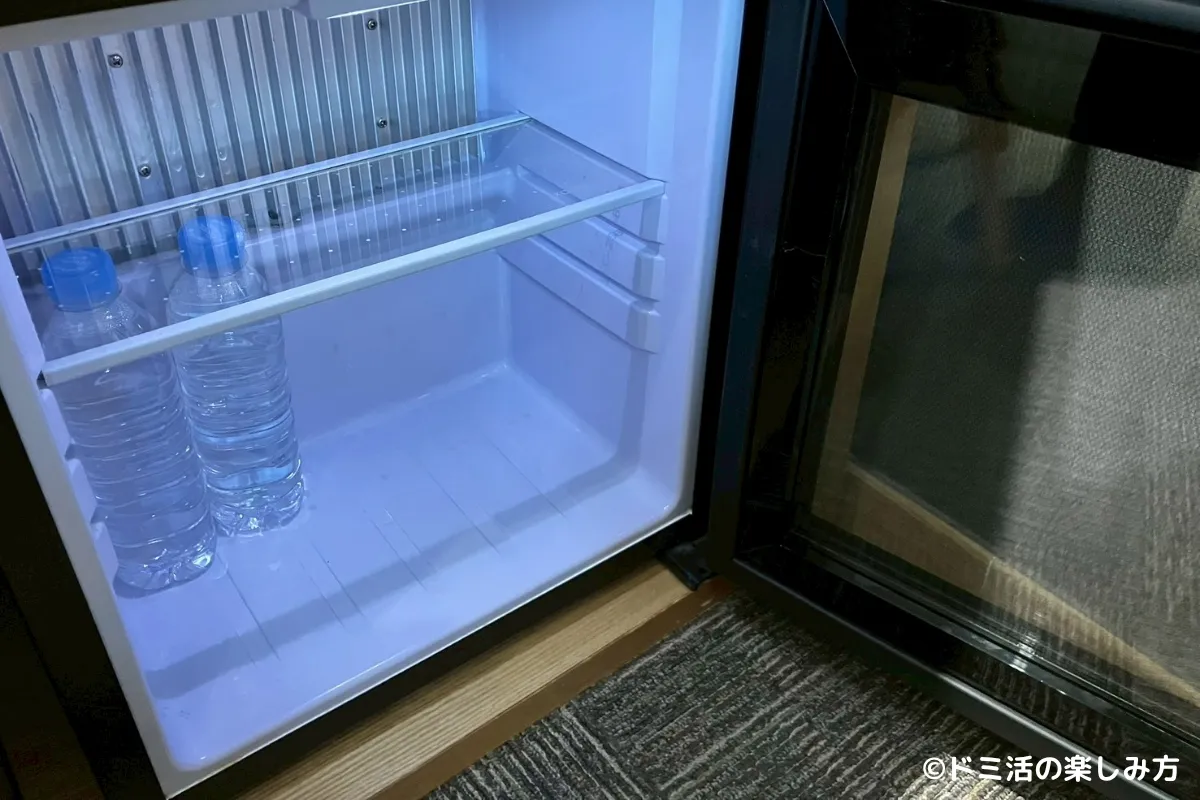 ドーミーインEXPRESSソウル仁寺洞の部屋にある冷蔵庫の写真