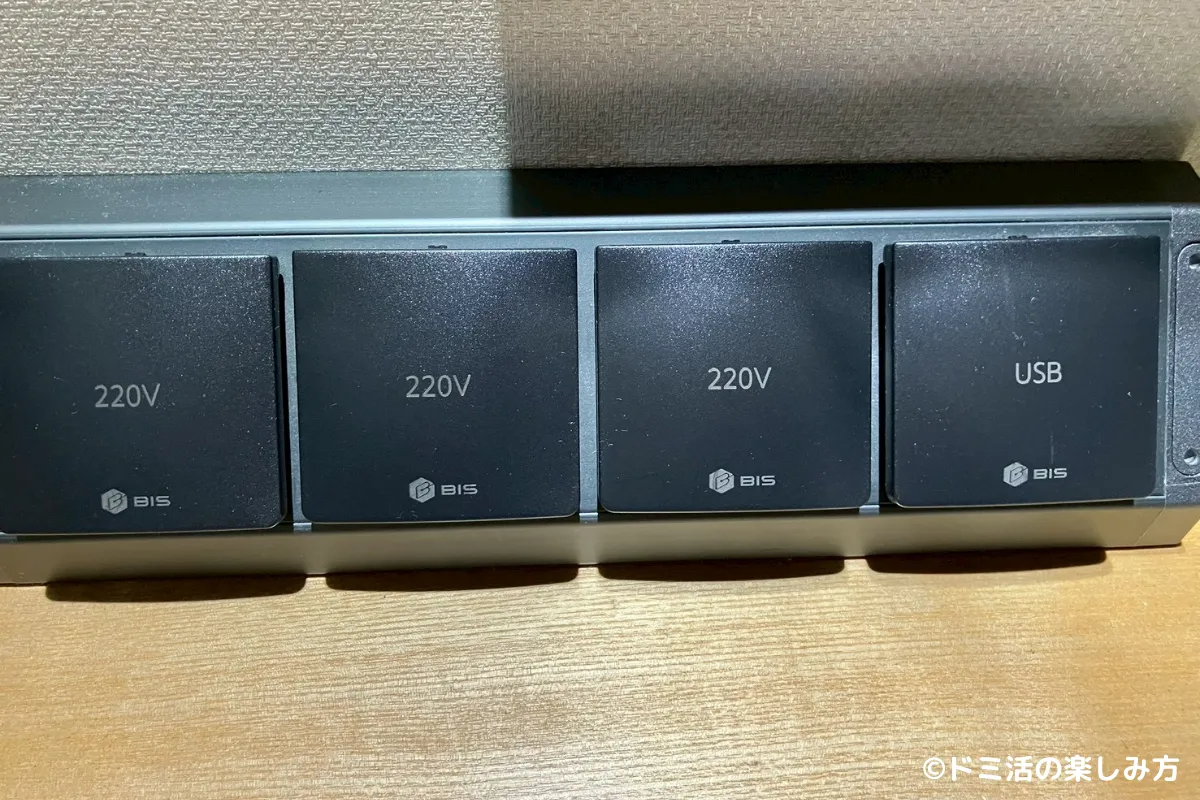 ドーミーインEXPRESSソウル仁寺洞の部屋にあるコンセントの写真