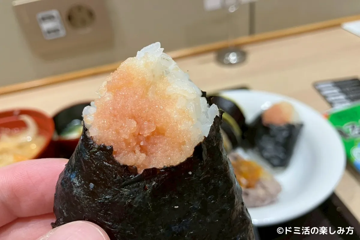 ドーミーインEXPRESSソウル仁寺洞の朝食バイキングのおにぎりを食べている写真