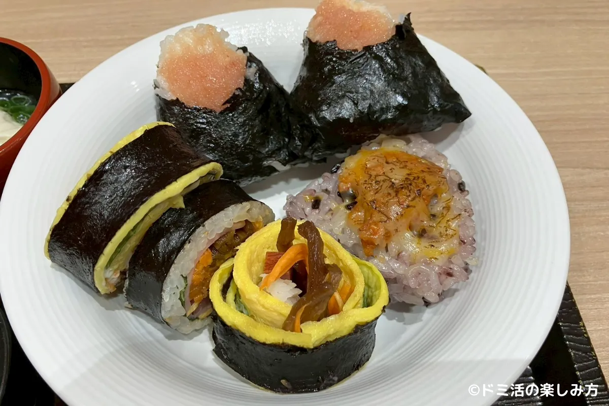 ドーミーインEXPRESSソウル仁寺洞の朝食バイキングのおにぎりとキンパの写真