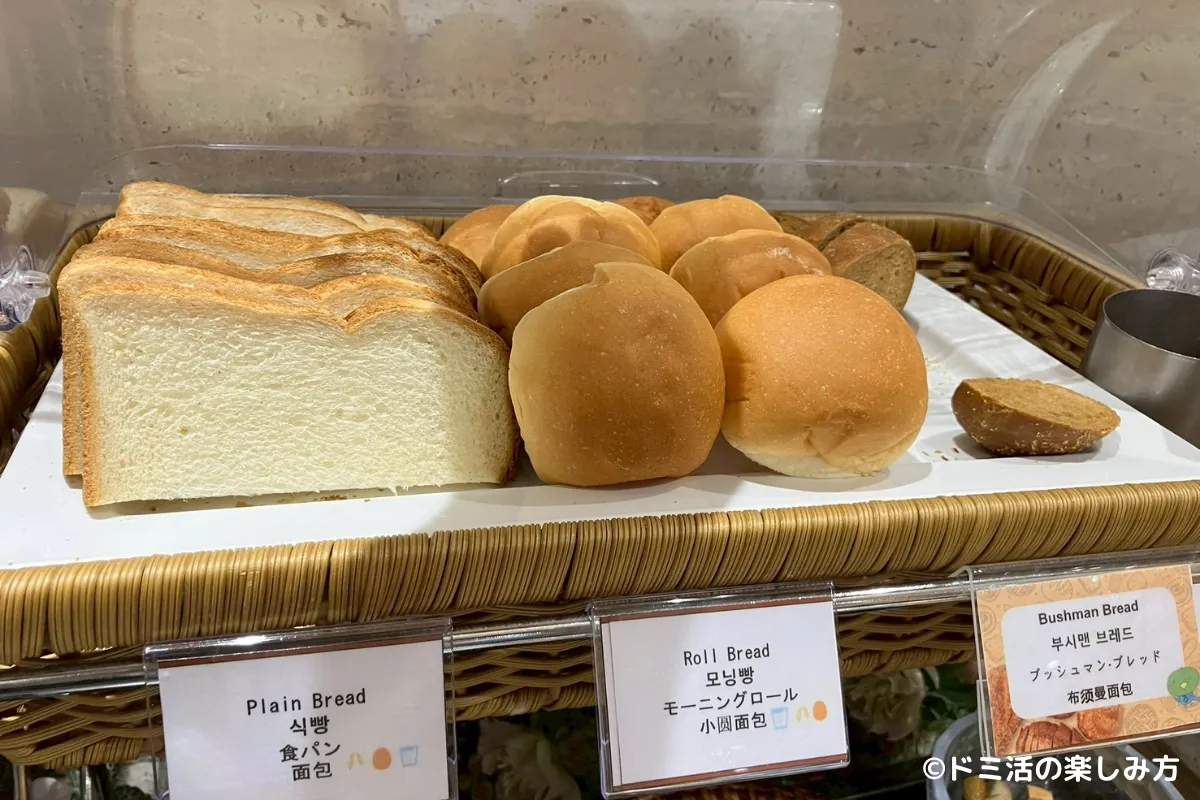 ドーミーインEXPRESSソウル仁寺洞の朝食バイキングのパン類の写真