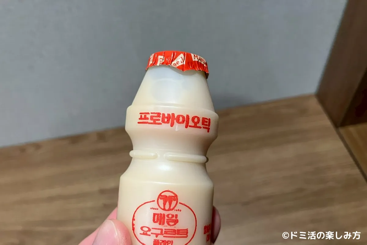 ドーミーインEXPRESSソウル仁寺洞の乳酸菌飲料を手に取っている写