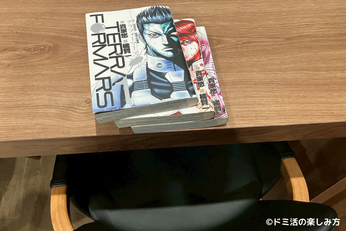 ドーミーインEXPRESSソウル仁寺洞で漫画を読んでいる写真