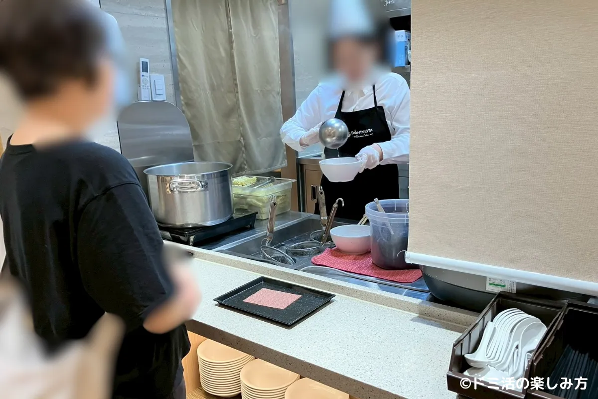 ドーミーインEXPRESSソウル仁寺洞で夜鳴きそばを作っている写真