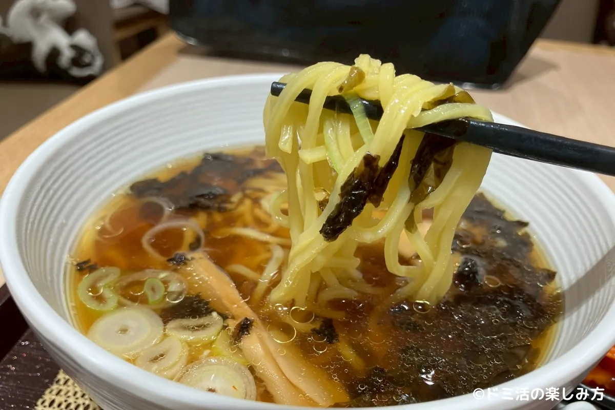 ドーミーインEXPRESSソウル仁寺洞の夜鳴きそばの麺を箸で持っている写真