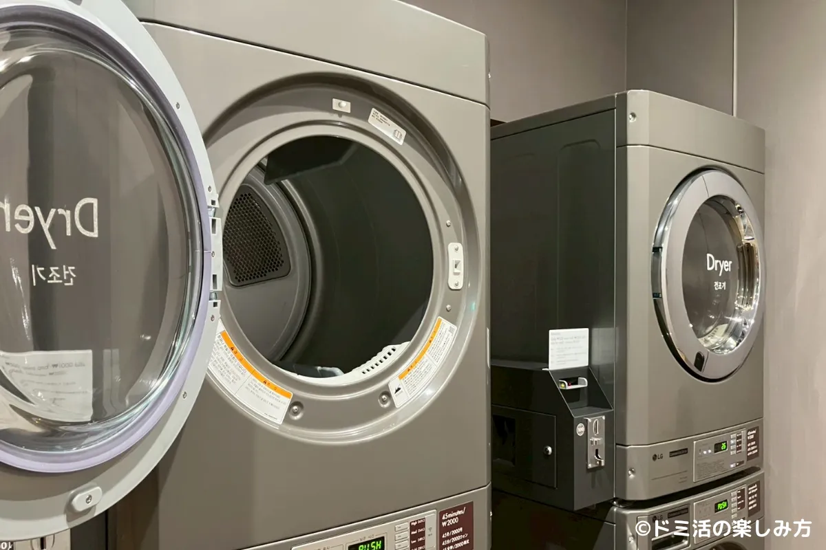 ドーミーインEXPRESSソウル仁寺洞の洗濯機と乾燥機の写真