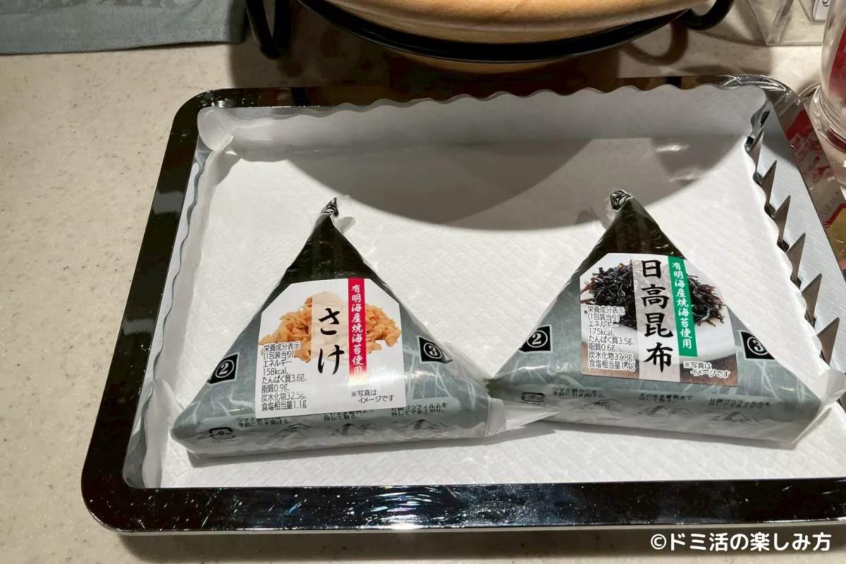 中部国際空港のKALラウンジの軽食コーナーにある鮭と昆布のおにぎりの写真