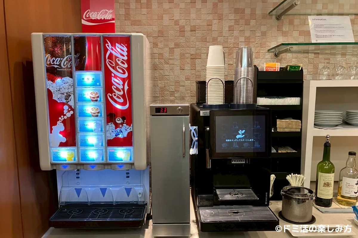 中部国際空港のKALラウンジの軽食コーナーにあるドリンクバーの写真