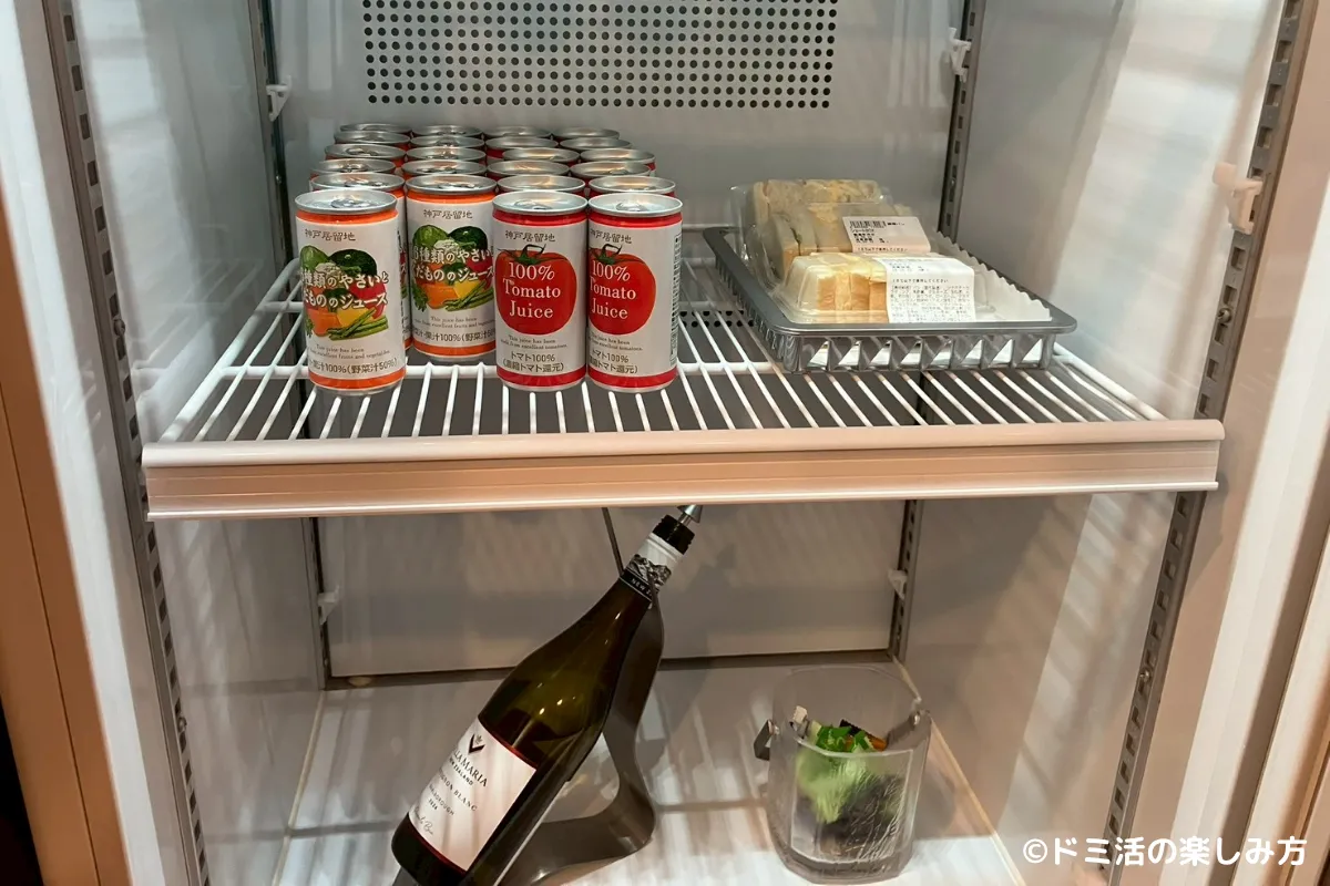 中部国際空港のKALラウンジの軽食コーナーにあるワインやおつまみの写真