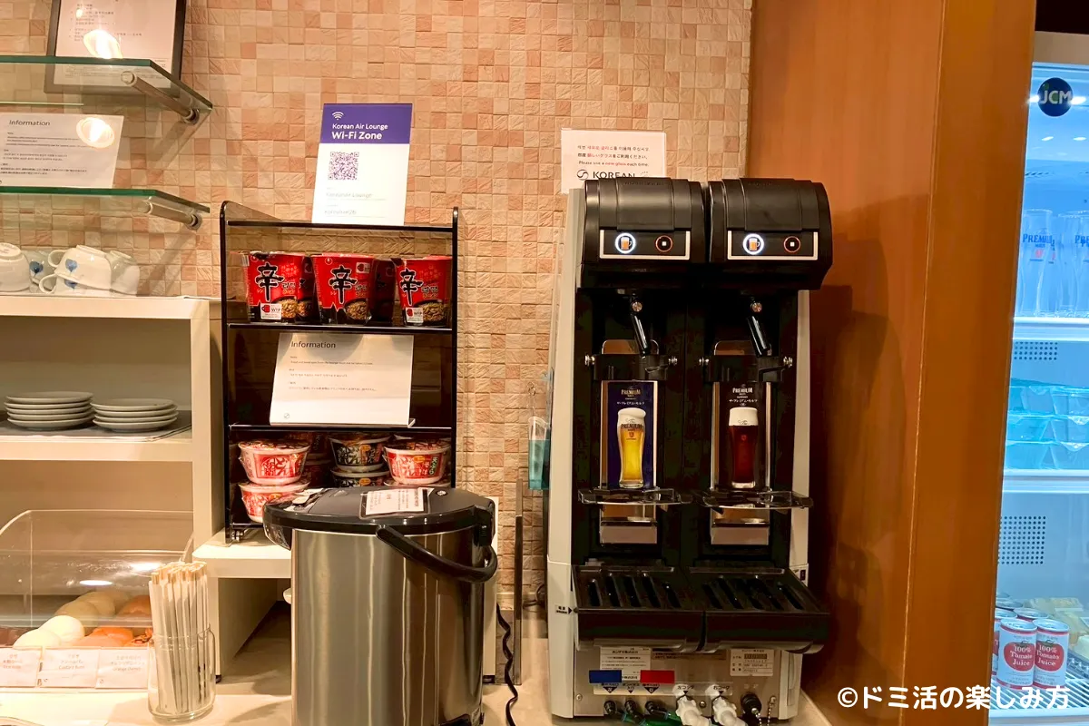 中部国際空港のKALラウンジ内にあるカップ麺とビールサーバーの写真