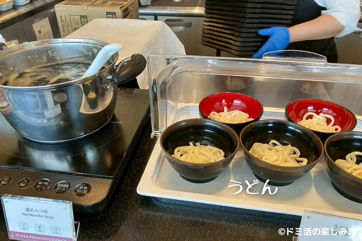 プラザプレミアムラウンジ名古屋のキッチンカウンターにあるうどんの写真