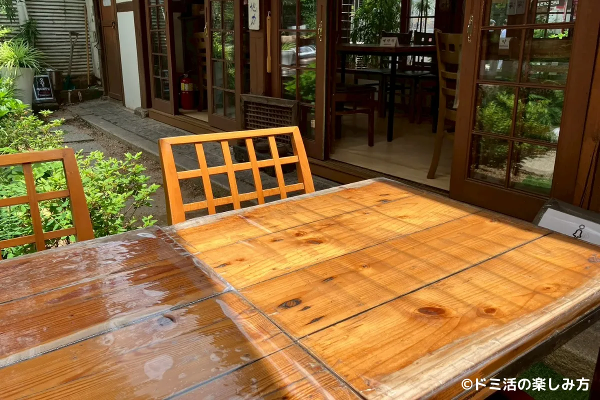 仁寺洞にあるカフェ「サラムガナム茶屋」のテラス席の写真