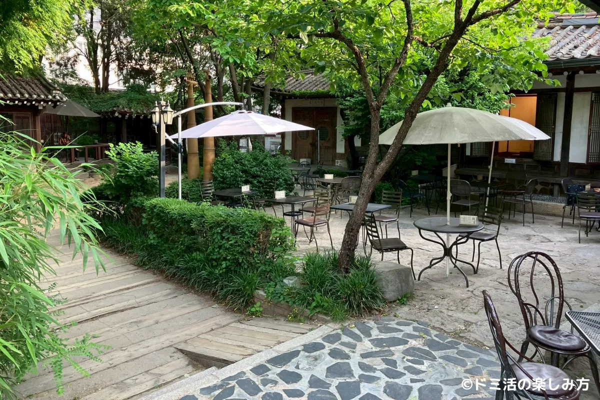仁寺洞にあるカフェ「伝統茶院」のテラス席の写真