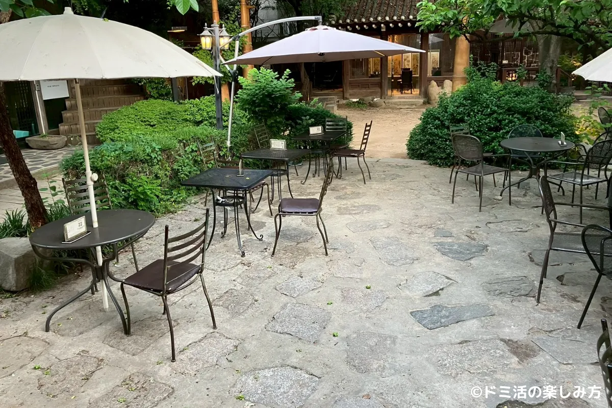 仁寺洞にあるカフェ「伝統茶院」のテラス席の写真