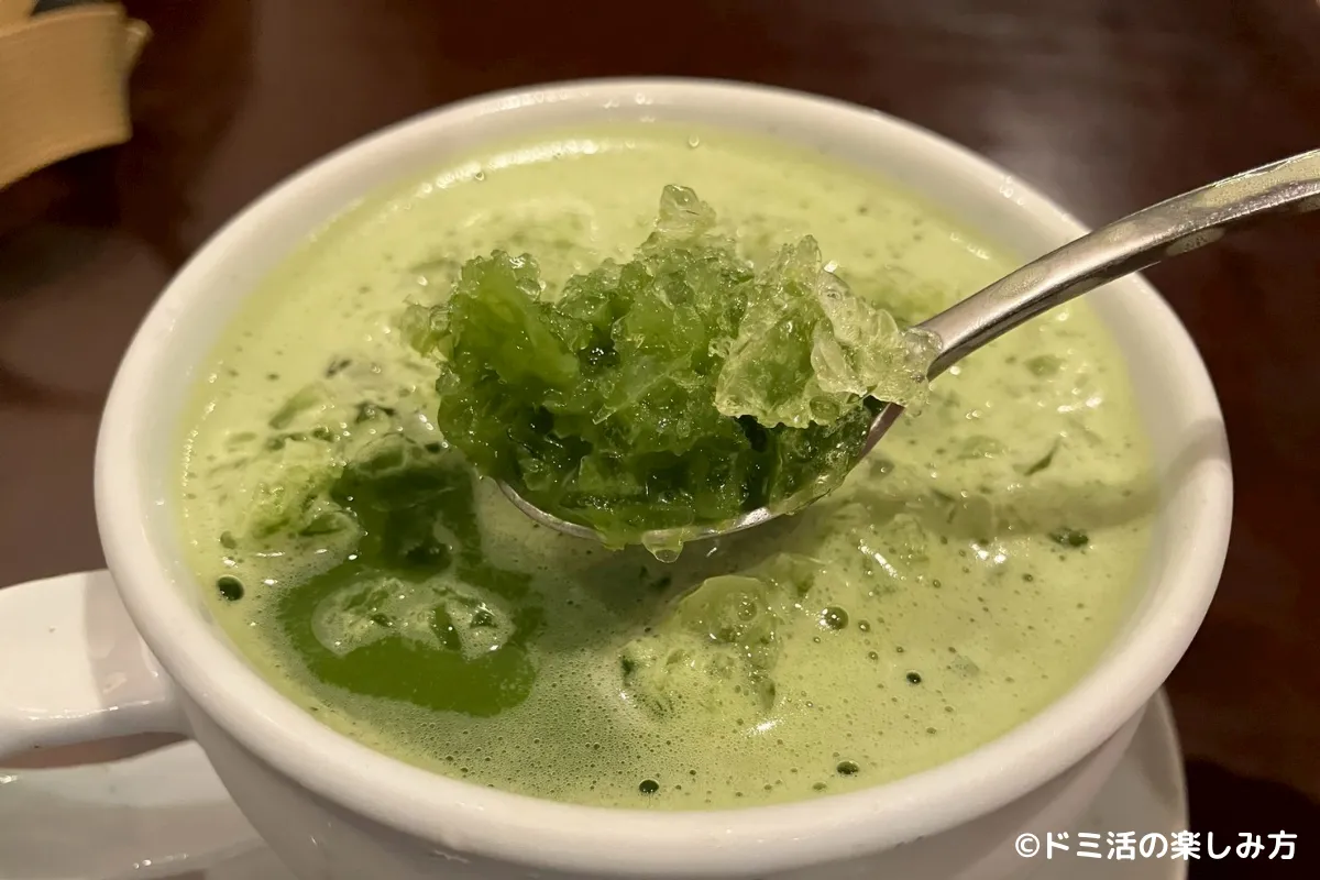 仁寺洞にあるカフェ「伝統茶院」で頼んだアイス抹茶を救っている写真