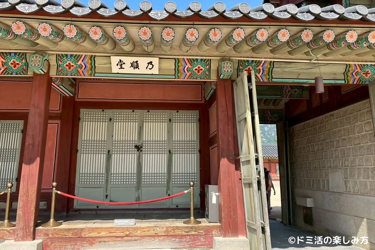 仁寺洞の近くにある景福宮（キョンボックン）の建物の写真