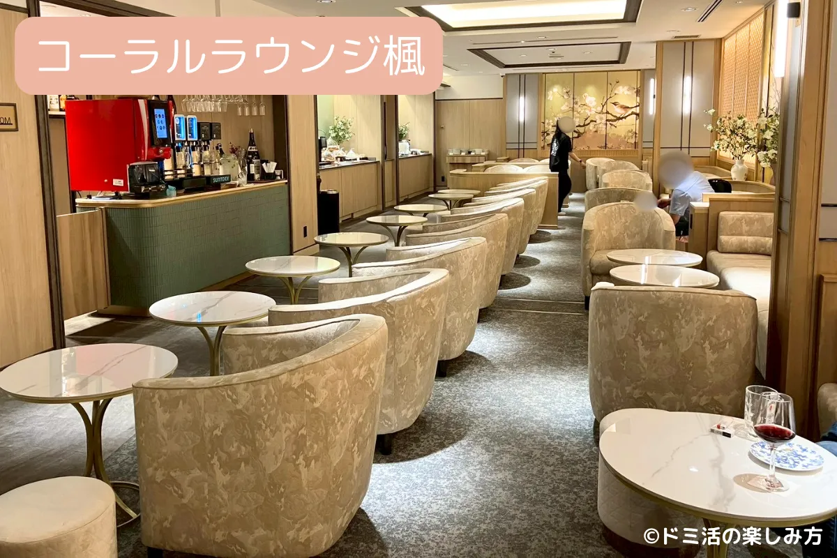 セントレアのコーラルラウンジ楓内のソファ席が並んでいる写真