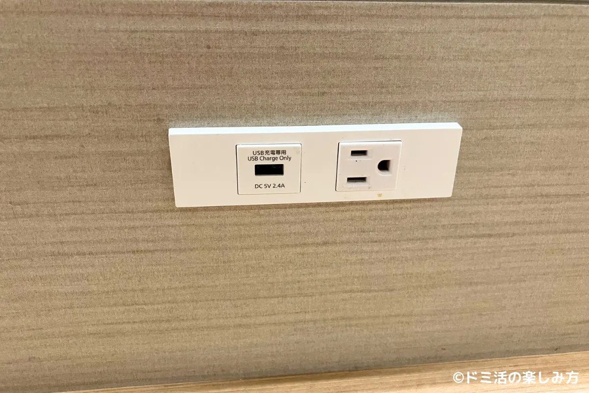 セントレアのコーラルラウンジ鶯内のテーブル席に設置されているUSBポートとコンセントの写真