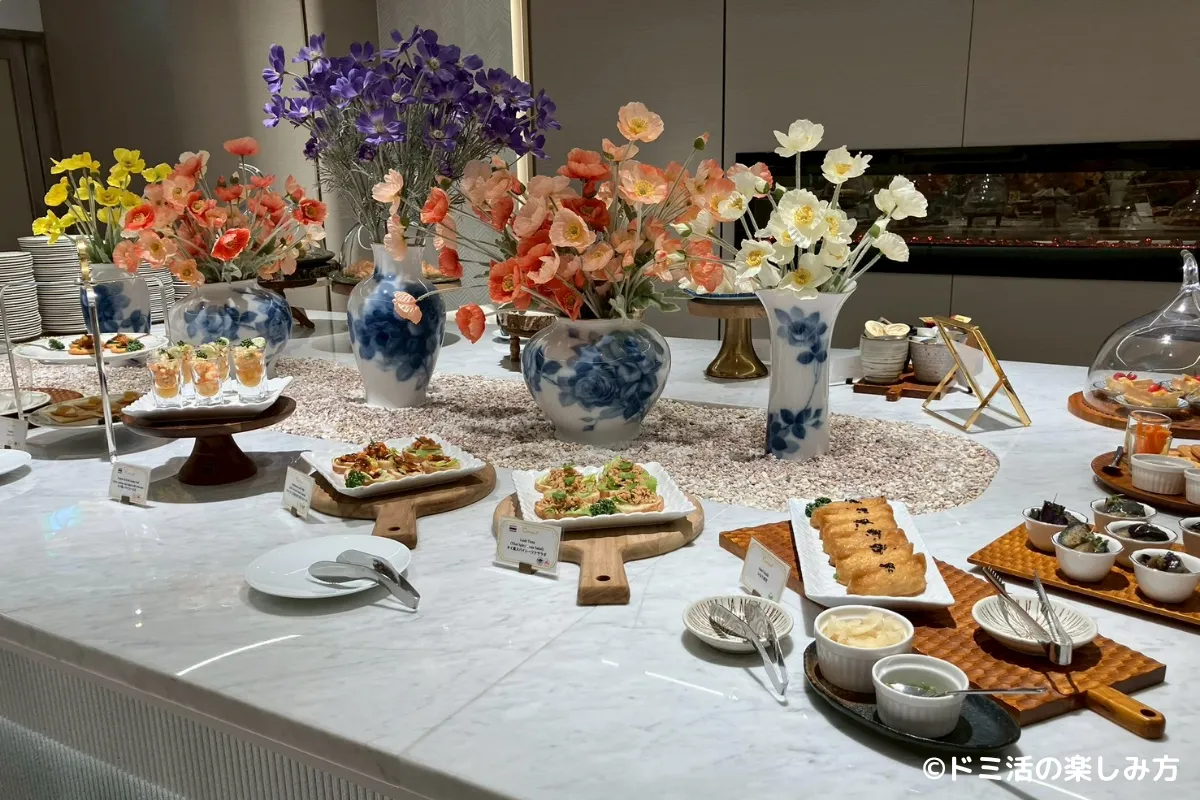 セントレアのコーラルラウンジ鶯の中にある料理が並ぶカウンターの写真