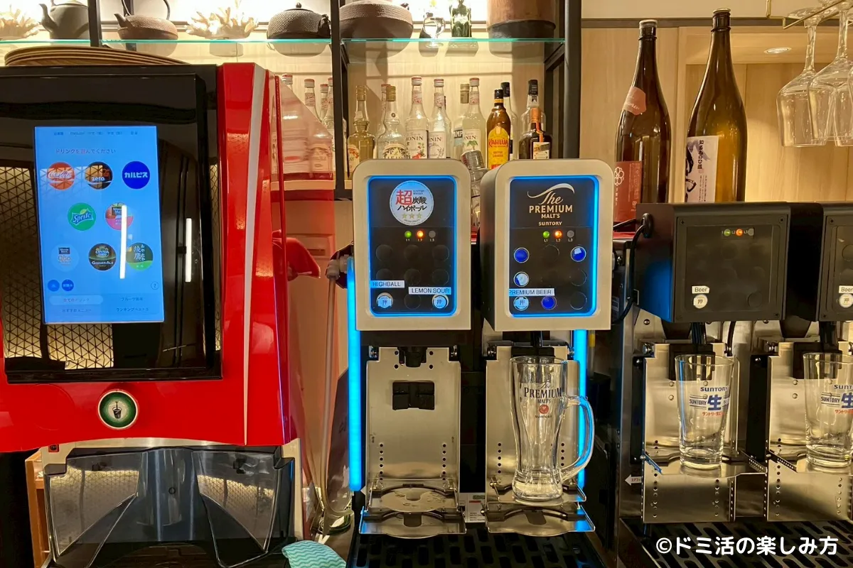 セントレアのコーラルラウンジ楓のドリンクバーとビールサーバーの写真