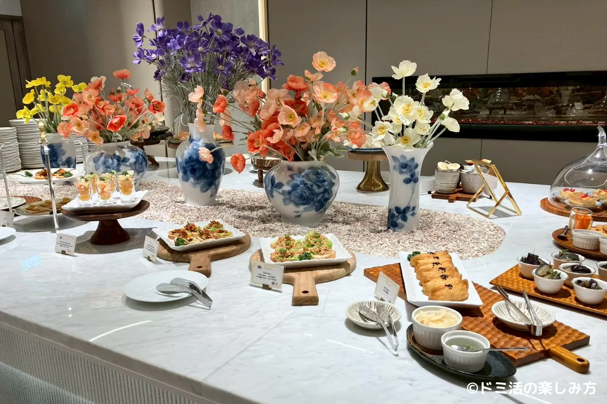 セントレアのコーラルラウンジ鶯内のカウンターにある料理の写真
