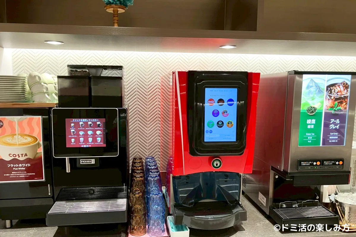 セントレアのコーラルラウンジ鶯のコーヒーメーカーとドリンクバーの写真