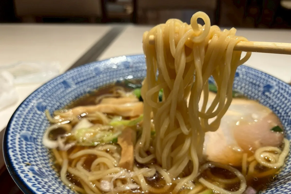 海膳空膳のプライオリティパスメニューのうな丼を食べている写真