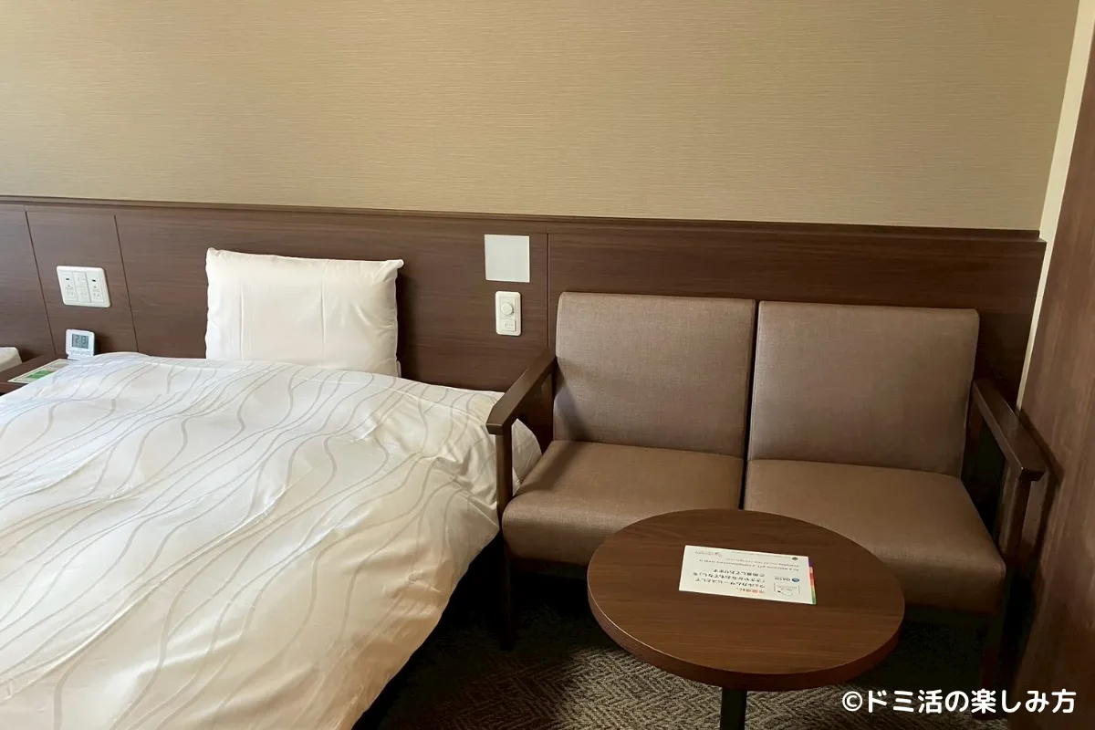 ドーミーイン千歳で宿泊したツインルームのベッドとソファの写真