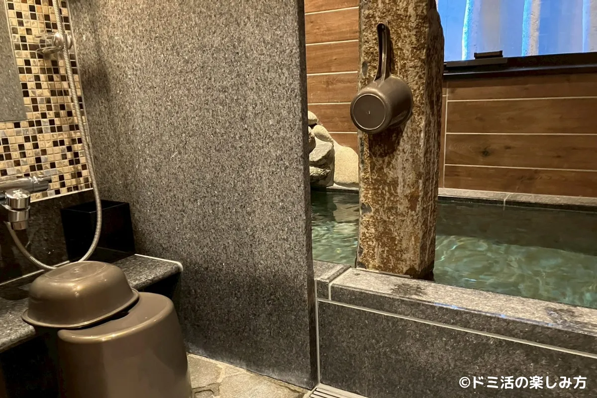 ドーミーイン千歳の貸切風呂「ウポポの湯」の洗い場と湯舟の写真
