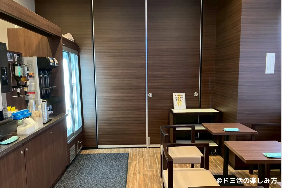 ドーミーイン千歳のDOMINISTA CLUB LOUNGE内の座席の写真