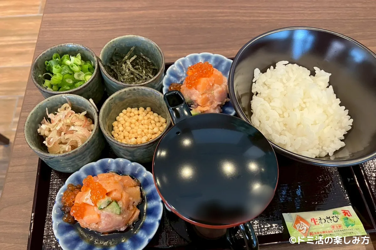 ドーミーイン千歳の朝食で食べたいくらとサーモンの海鮮手まりの写真
