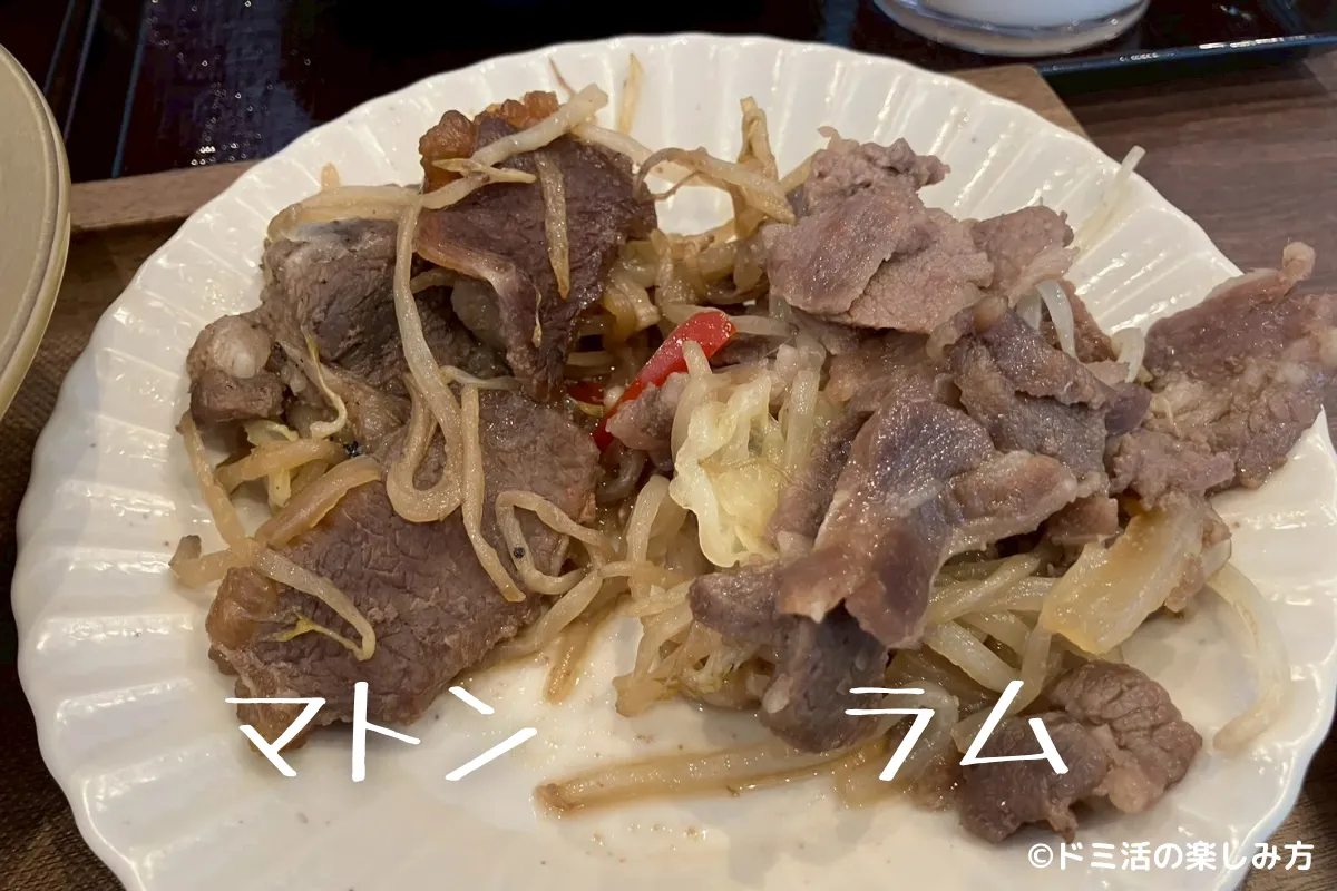 ドーミーイン千歳の朝食のラムとマトンのジンギスカンを盛り付けた写真