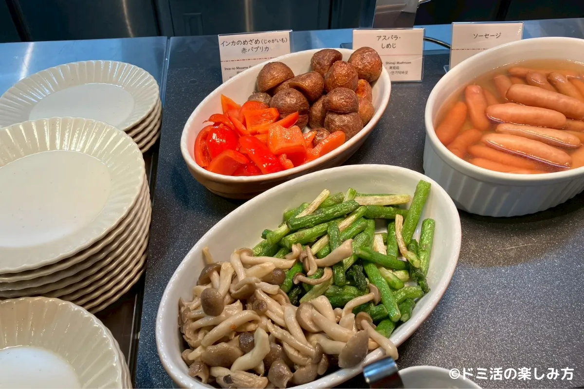 ドーミーイン千歳の朝食のスープカレーに入れる野菜の写真