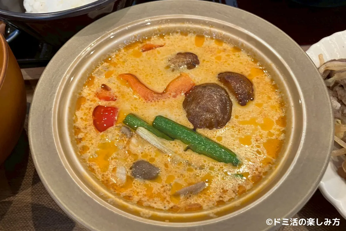 ドーミーイン千歳の朝食のスープカレーに野菜を入れた写真