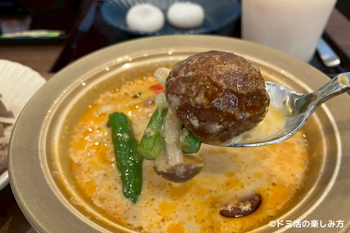ドーミーイン千歳の朝食のスープカレー内の野菜をスプーンですくっている写真