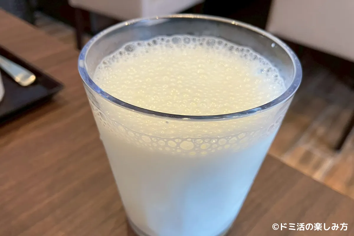 ドーミーイン千歳の朝食の北海道牛乳の写真