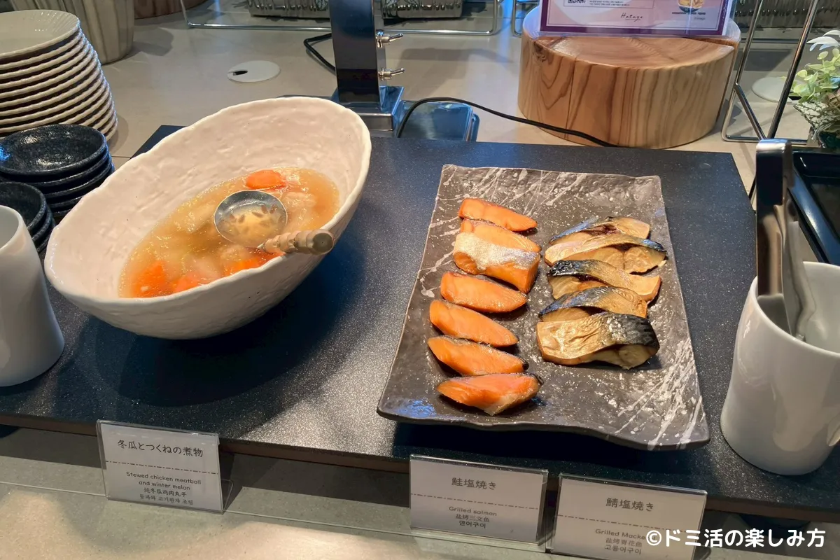 ドーミーイン千歳の朝食の焼き魚・煮物の写真