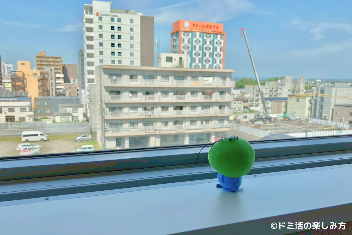 ドーミーイン千歳の客室内から外を眺めるドーミーいんこの写真