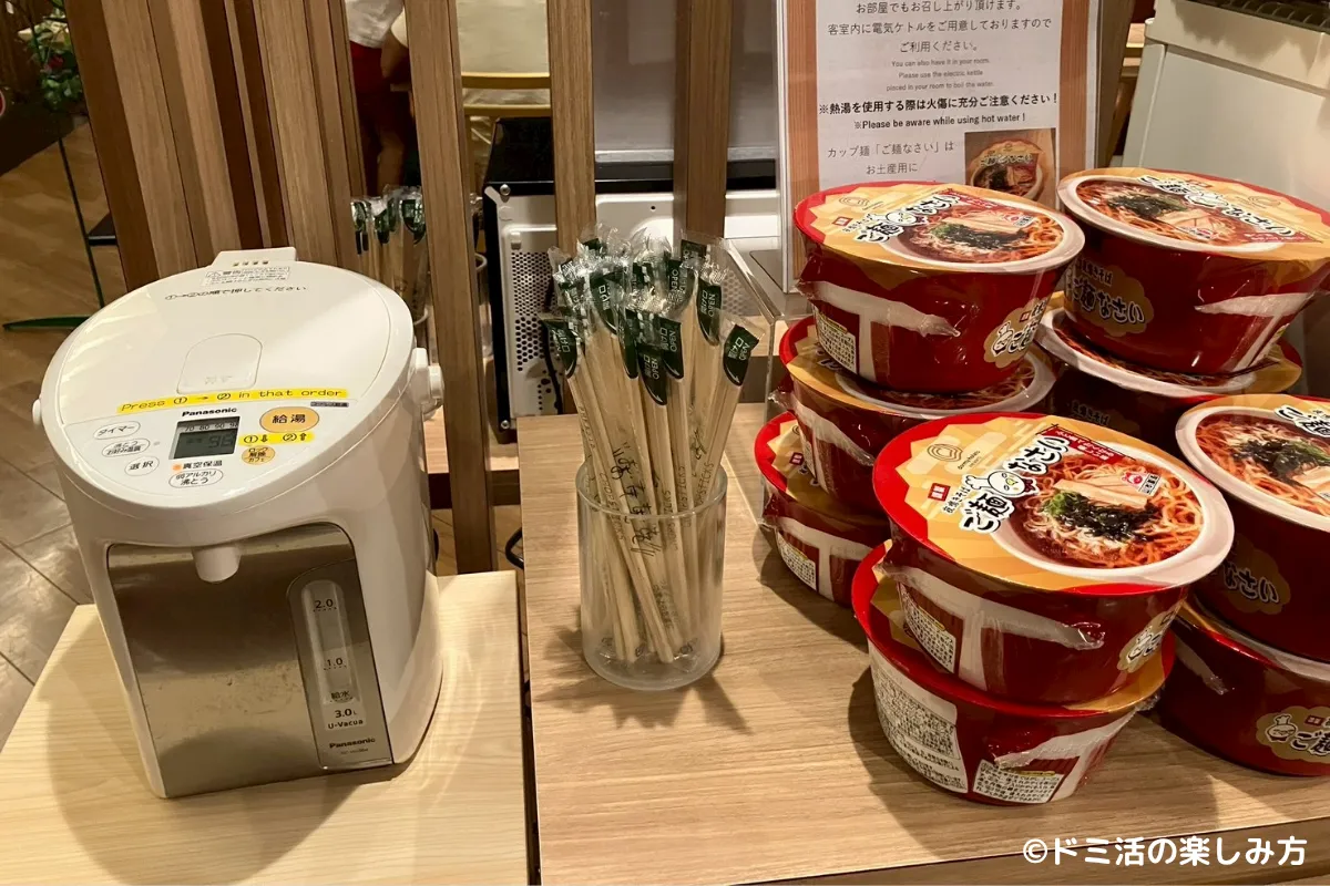 ドーミーインEXPRESS目黒青葉台のカップ麺版夜鳴きそば「ご麺なさい」とケトルの写真