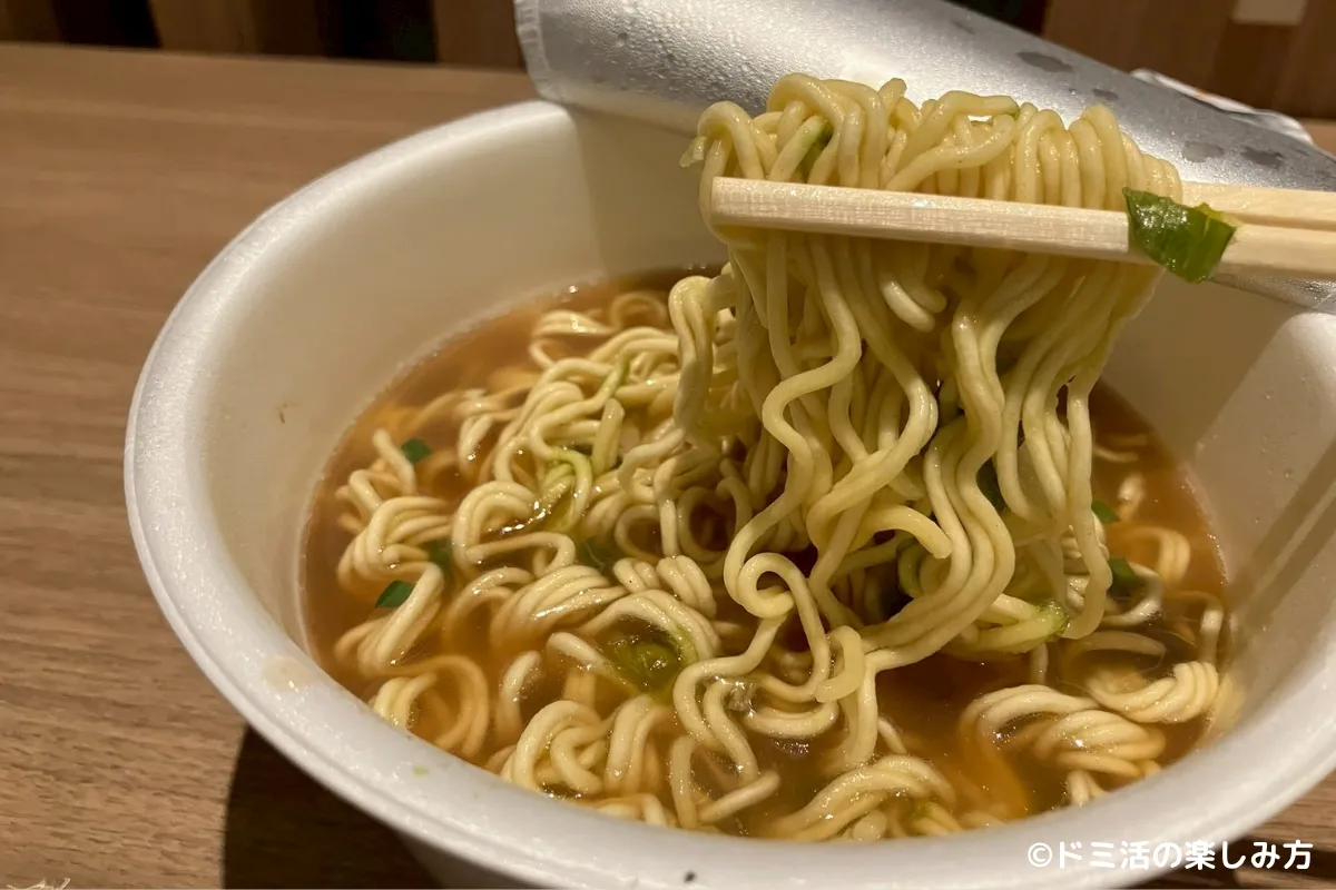 出来上がったカップ麺「ご麺なさい」の麺を箸で持ち上げた写真