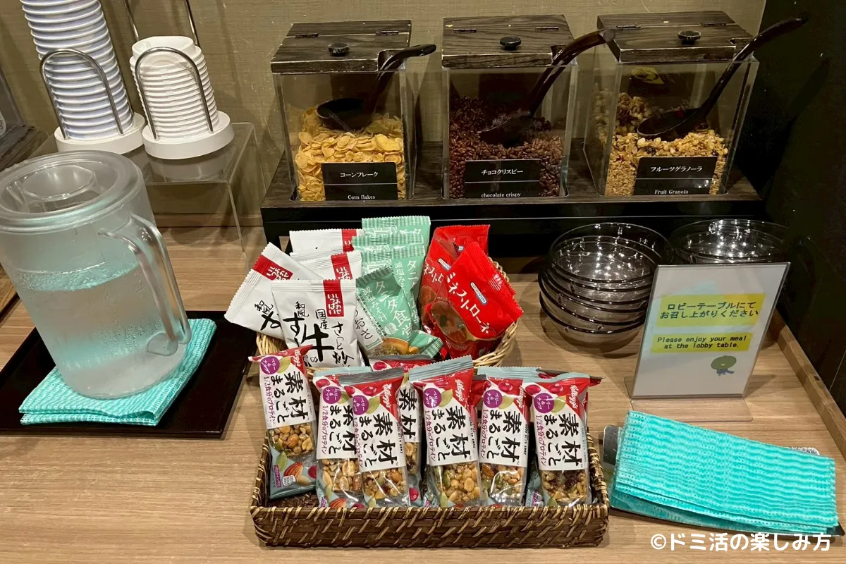ドーミーインEXPRESS目黒青葉台の無料軽食コーナーのフルグラやコーンフレーク等の写真