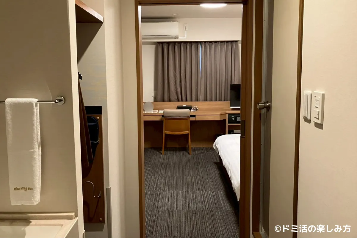 ドーミーインEXPRESS目黒青葉台のダブルルームに入ったところの写真