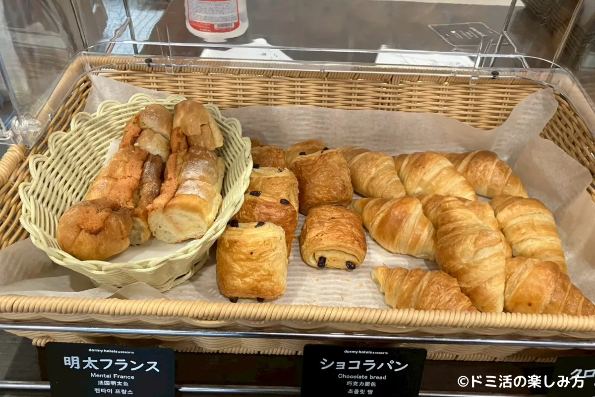 ドーミーインPREMIUM博多・キャナルシティ前の朝食バイキングの明太フランスパンの写真